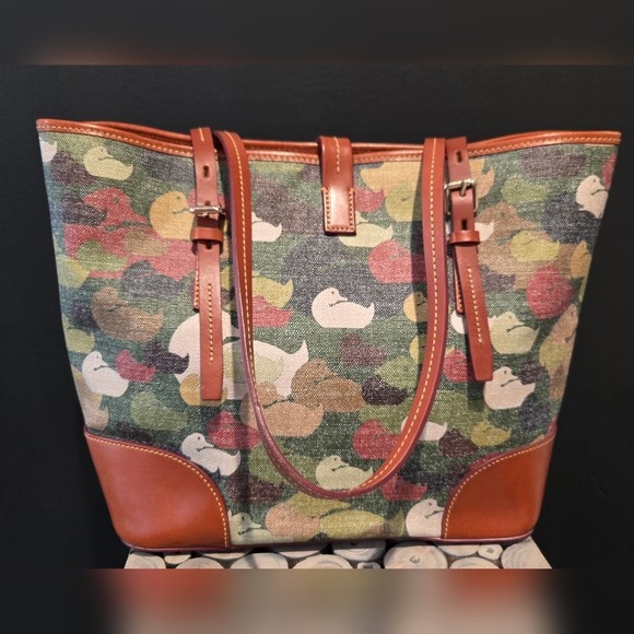 Dooney and Bourke Robinson Collection Camo Duck tote EUC - Picture 3 of 11